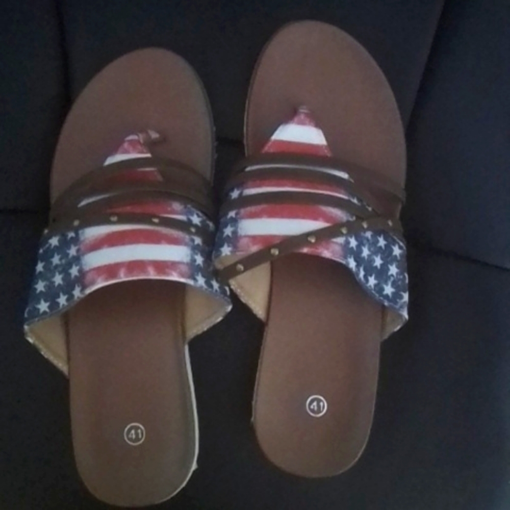 Temu. Woman's patriotic Flag flip flop. Size 8.